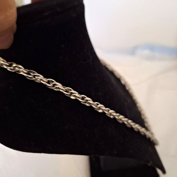 A Vintage Women's Necklace Rolled Chain Silver Tone Cottage Core Office - Picture 6 of 7